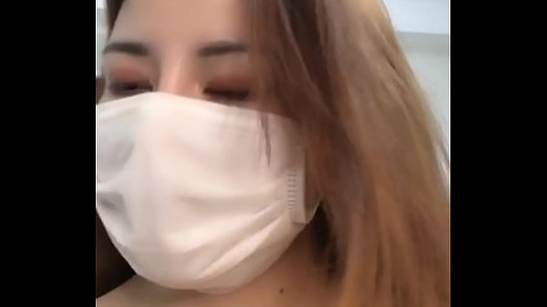 Mỗi lần được xem hàng của em , anh lại mất tiền