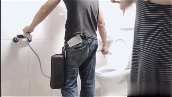 Anh thợ sửa vòi nước và cô chủ nhà sexy