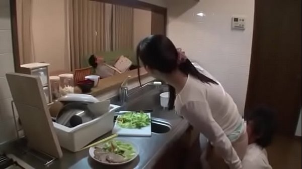 Lén chịch vợ bạn trong bếp