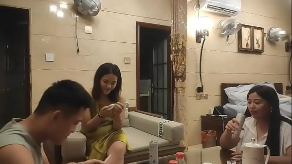 Threesome sau bữa tiệc tàn