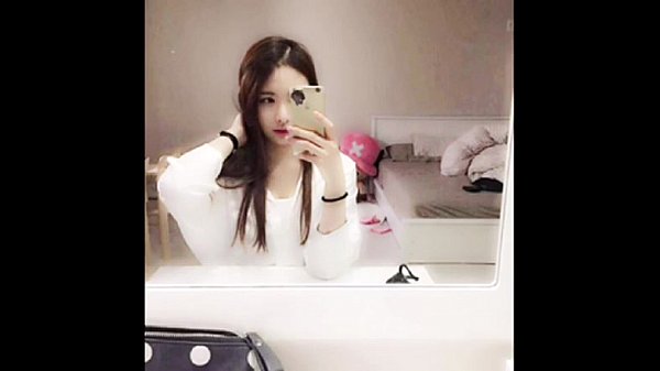 Gái xinh đi tắm tranh thủ show hàng