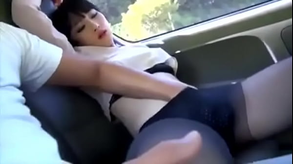Móc lồn cô đồng nghiệp trên đường đi giao xe cho khách