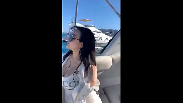 Gái tàu khoe cặp loa độ