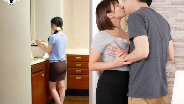 Lén lút với mẹ vợ lúc vợ đang nấu ăn