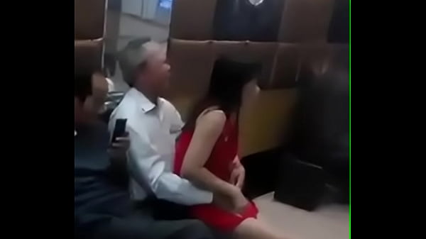 Đi karaoke tay vịn với hội bạn già