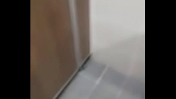 Lén vào toilet trường xoa lồn