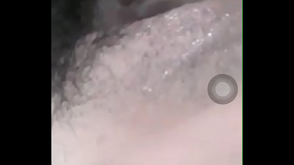 Em bướm không lông xoa xoa ra nước