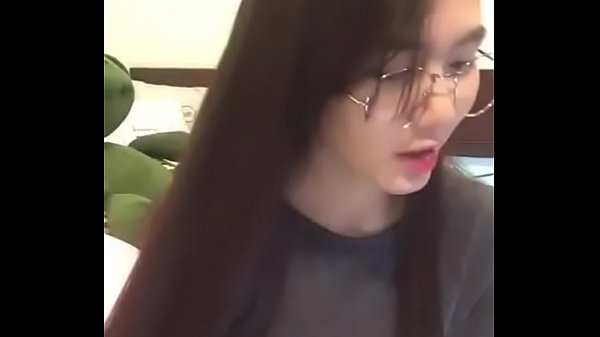 Em gái xinh chỉ cách đá lưỡi