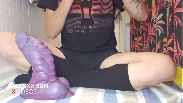 Trai gay chơi cái sextoy khủng vào lỗ đít