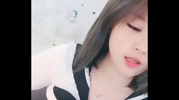 Em nữ sinh xinh đẹp và cái bím hồng nứng chảy nước
