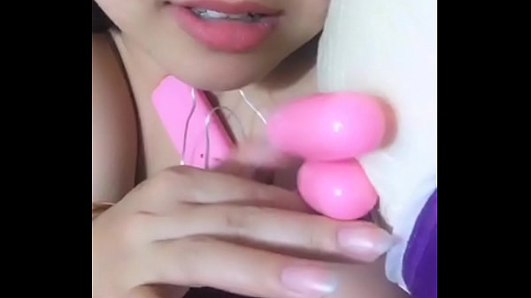 Em Thảo nổi tiếng dâm đĩ mua sextoy về thử chơi vú