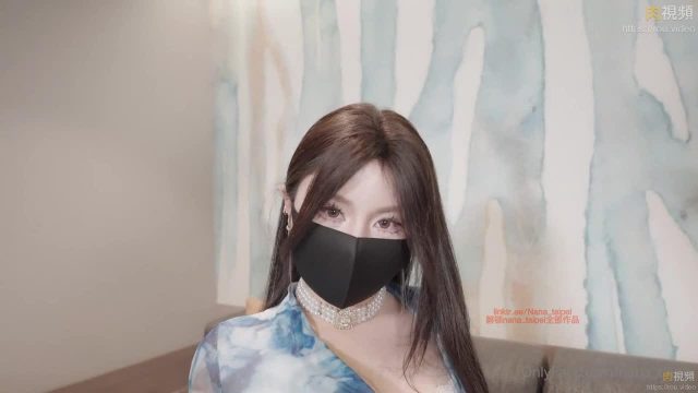 Em gái xinh đẹp cực phẩm livestream móc lồn