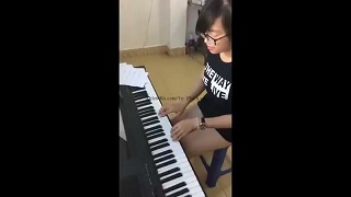 Cặp đôi sinh viên quay clip dạy nhau sinh