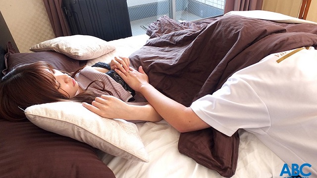 Đang ngủ say, mẹ đẹp bị con trai lén lút bóp vú bú lồn