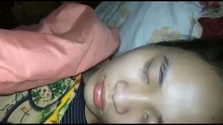 Thanh niên cơ hội húp lồn con bạn thân xinh xắn đang ngủ say