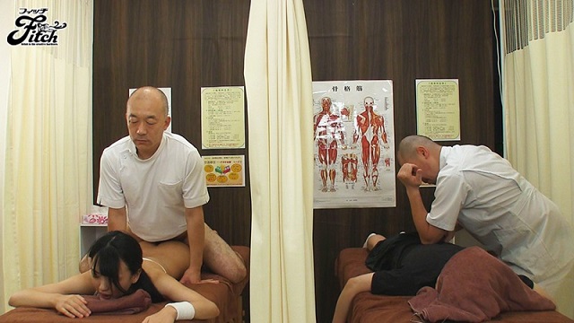 Thanh niên đi massage mà không biết bạn gái đang bị địt ngay cạnh