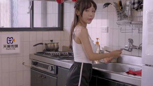 Con gái massage kích dục cho cha dượng lúc mẹ vắng nhà