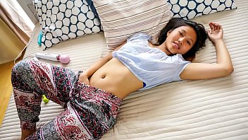 Cuộc Truy Tìm Cực Khoái – Em Gái Châu Á May Thai Dùng đồ Chơi Tình Dục đắm Chìm Trong Cơn Thăng Hoa Nhục Dục