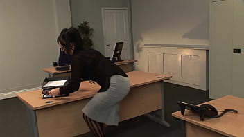 Cô Nàng Kerry Louise Cúi Rạp Người Trên Bàn Sếp, đón Nhận Những Cú Thúc Từ Phía Sau